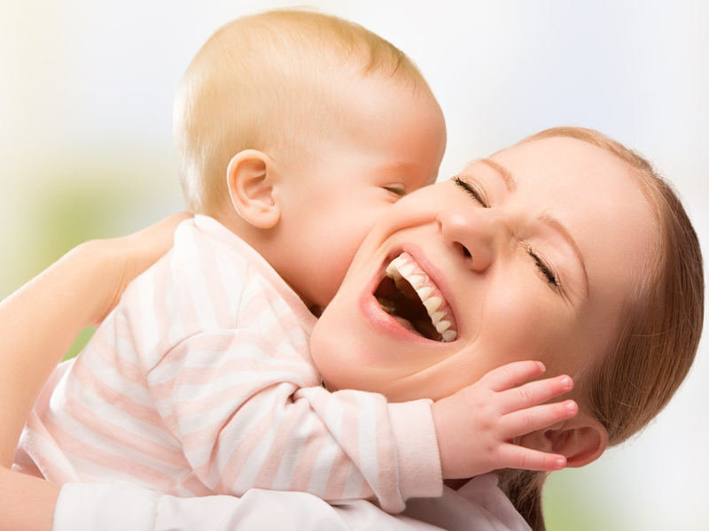 Sretna majka s djetetom u naručju